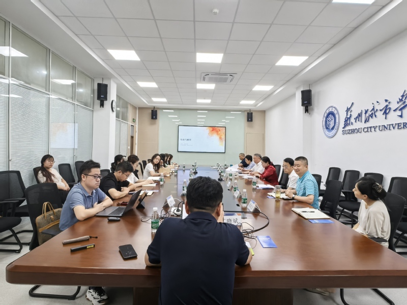 本次工作坊设置专题讲座和业务流程实操分享两大环节。活动特邀新华传媒智库主任丁晓斌作题为《国际传播的新华话语实践及相关文章写作》专题讲座。讲座中,丁晓斌主任结合新华日报社七年四获中国新闻奖的国际传播精品案例,从选题立意、叙事视角、田野调研、融合传播等维度,系统解读地方媒体开展国际传播的实践路径。围绕“以中国方案答世界之问,以他者共识促文明互鉴”,剖析优秀对外传播作品如何从小切口讲好大主题,通过个体故事传递中国式现代化生动实践,并就涉外相关文稿写作的话语转换、共情表达、素材挖掘等实操要点展开细致分享,为参会人员做好学校对外宣传、国际叙事输出提供宝贵思路与借鉴。 本次工作坊设置专题讲座和业务流程实操分享两大环节。活动特邀新华传媒智库主任丁晓斌作题为《国际传播的新华话语实践及相关文章写作》专题讲座。讲座中,丁晓斌主任结合新华日报社七年四获中国新闻奖的国际传播精品案例,从选题立意、叙事视角、田野调研、融合传播等维度,系统解读地方媒体开展国际传播的实践路径。围绕“以中国方案答世界之问,以他者共识促文明互鉴”,剖析优秀对外传播作品如何从小切口讲好大主题,通过个体故事传递中国式现代化生动实践,并就涉外相关文稿写作的话语转换、共情表达、素材挖掘等实操要点展开细致分享,为参会人员做好学校对外宣传、国际叙事输出提供宝贵思路与借鉴。