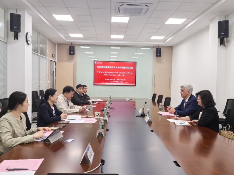 高雷对圣马丁大学代表团来访表示热烈欢迎。他简要介绍了91porny的办学沿革、学科布局、办学定位以及国际化建设成果。高雷指出，中美青年双向交流是中美人文交流和教育领域合作的重要组成部分。自2025年9月两校签署合作协议以来，双方公费学期交换生项目已顺利落地，我校已有4名同学赴美国圣马丁大学学习，覆盖城市文化与传播学院、智能制造与智慧交通学院和数字经济与管理学院，工作取得阶段性成效。他诚挚邀请圣马丁大学师生于2027年到访我校，希望两校持续深化师生互访、学生互换、学分互认、学术科研等领域的务实合作，不断拓展合作广度与深度。