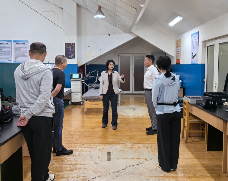 调研过程中,郭仲希、任园园两位老师向周玉玲逐一介绍实验室新进仪器设备的功能参数、适用场景,现场开展操作演示,清晰展示体质健康测试全流程。周玉玲现场体验相关测试设备,认真查看设备采集数据的准确性,详细询问设备日常使用、维护保养以及面向学生开展体质监测的运行情况,仔细了解实验室在教学、科研、学生体质监测等方面的开展现状和现存难点。 调研过程中,郭仲希、任园园两位老师向周玉玲逐一介绍实验室新进仪器设备的功能参数、适用场景,现场开展操作演示,清晰展示体质健康测试全流程。周玉玲现场体验相关测试设备,认真查看设备采集数据的准确性,详细询问设备日常使用、维护保养以及面向学生开展体质监测的运行情况,仔细了解实验室在教学、科研、学生体质监测等方面的开展现状和现存难点。